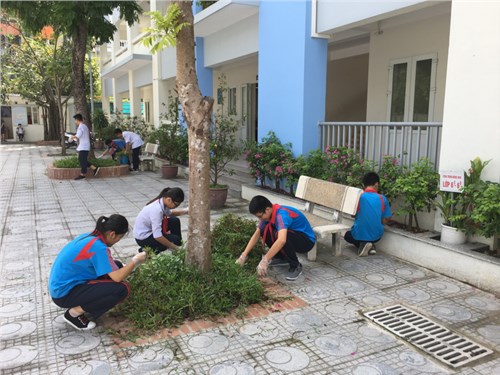 Học sinh trường THCS Ái Mộ tham gia dọn vệ sinh phòng chống dịch bệnh sốt xuất huyết